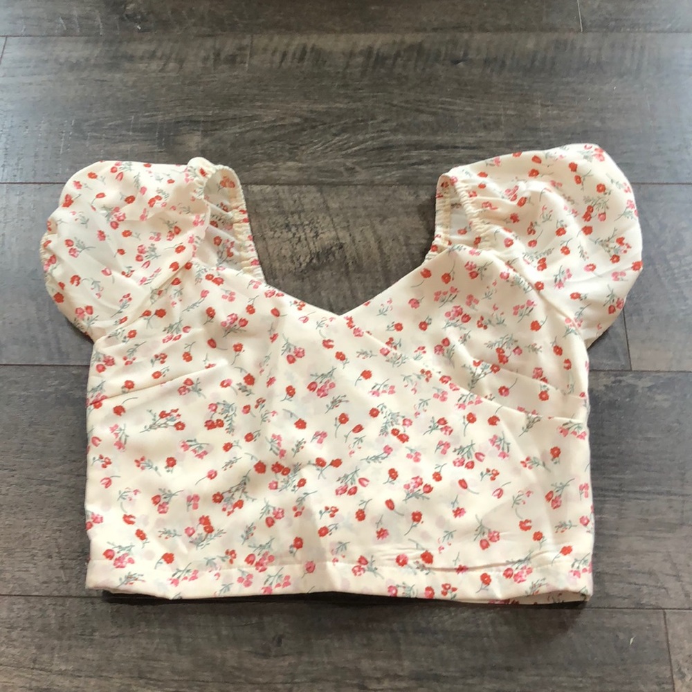 ROMWE FLORAL CREAM CROP TOP JR L 8/10